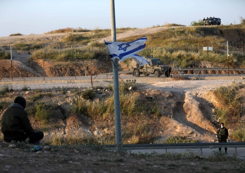 חריג: חשוד האיץ במהלך בידוק ברכבו - וגרר איתו את המאבטח
