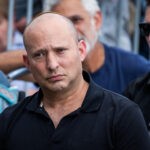 קבוצת האקרים טוענת: פרצנו לאייפון של בנט