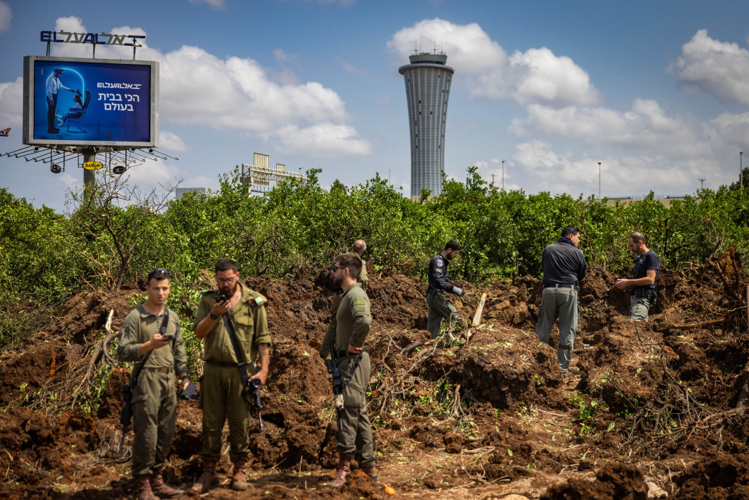 בור בעומק עשרות מטרים: כך נראית זירת נפילת הטיל סמוך לנתב"ג