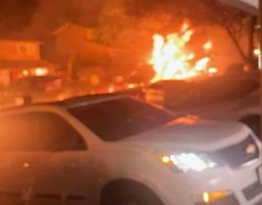 דרמה בארה"ב: מטוס התרסק לתוך שכונת מגורים, מבנים עלו באש