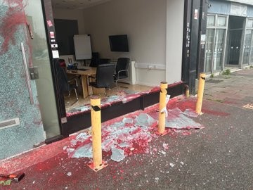 חלונות נופצו וגרפיטי אדום רוסס: עסק יהודי הושחת בלונדון