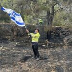 כבאי קק"ל הניף דגל בלב השטח השרוף: "הם שרפו, אנחנו ניטע"