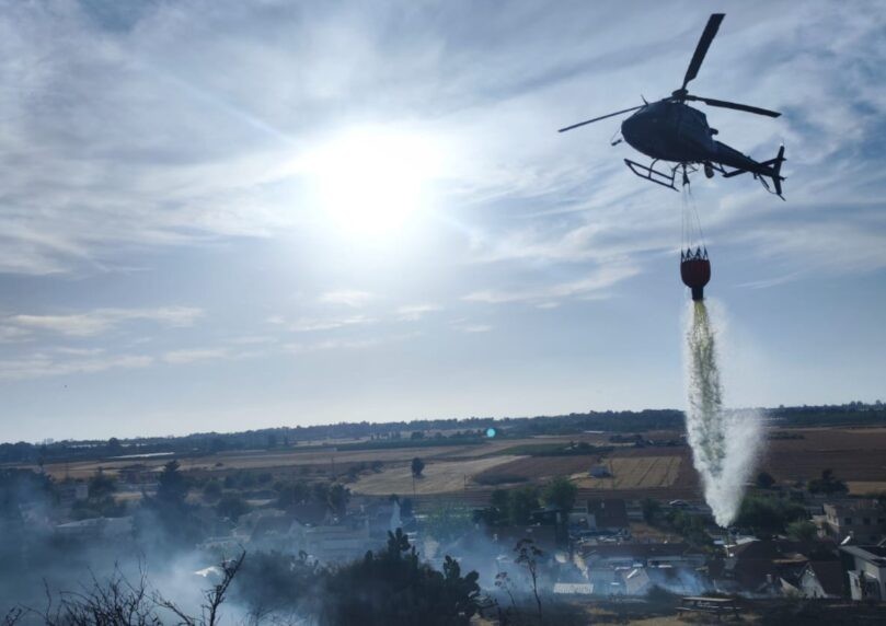 בעזרת מסוק כיבוי: לוחמי האש בלמו שריפה שהתקרבה לבתים בגדרה
