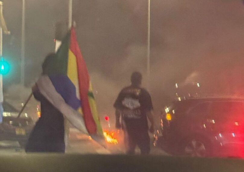 המפגינים תקפו באלימות קשה חייל חמוש שנקלע לאזור | צפו