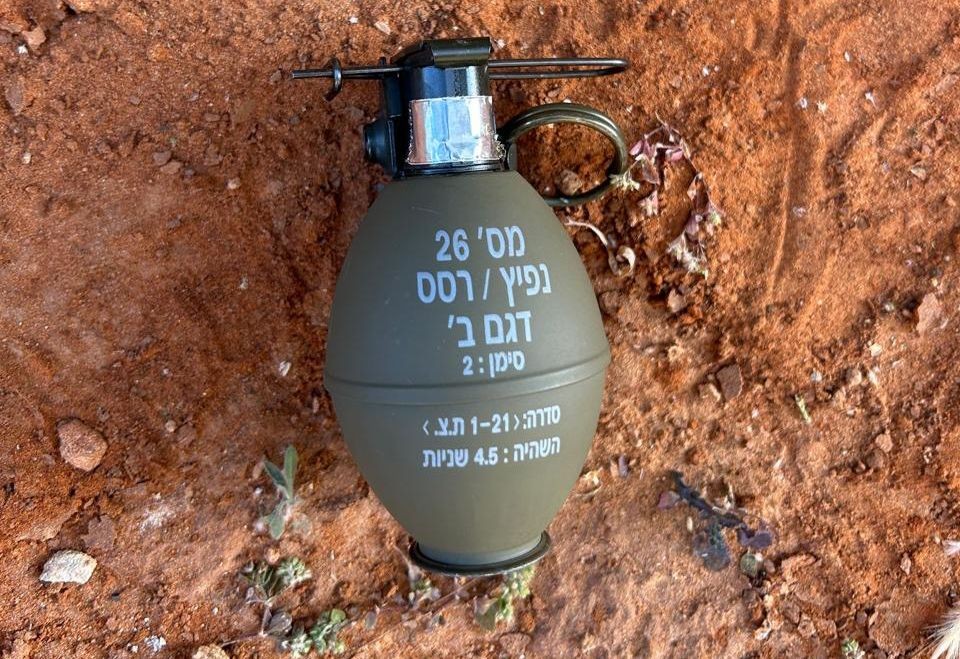 אופנוע גנוב ואמל"ח מוסלק: 2 חשודים נעצרו במהלך פשיטה ביו"ש
