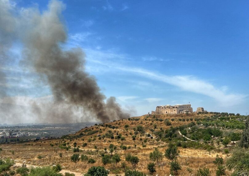 שריפה בראש העין: כוחות כיבוי פועלים במקום – טרם הושגה שליטה
