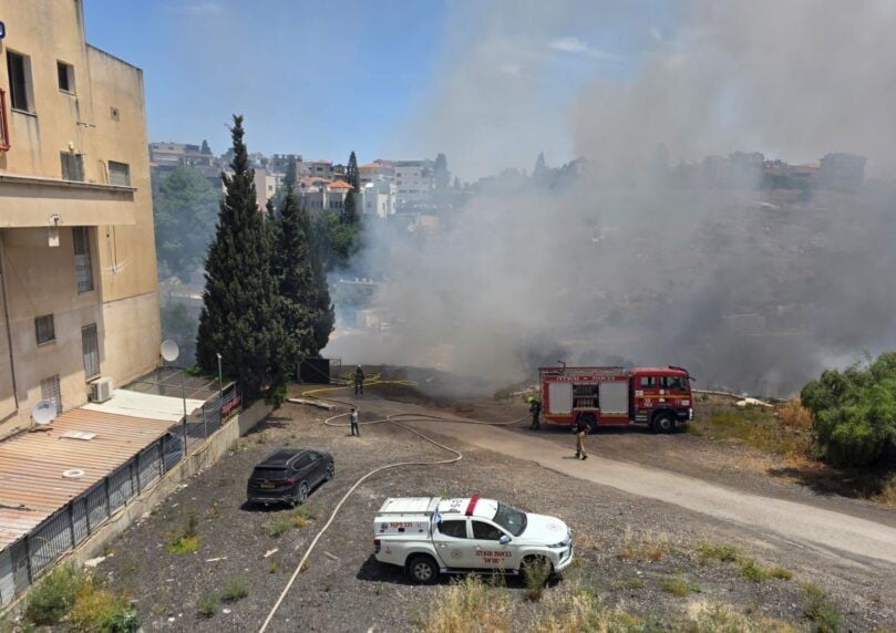 שריפה פרצה בשטח פתוח בצפון: האש מתפשטת במהירות