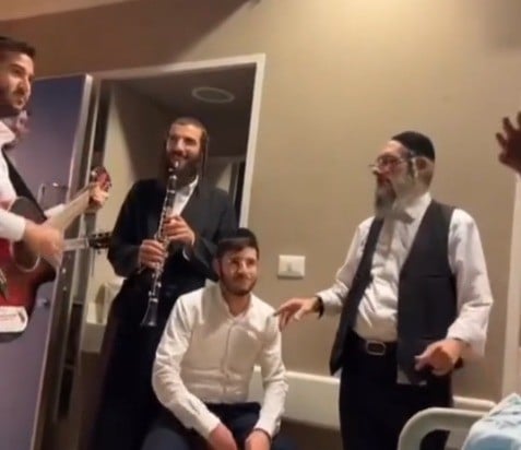 מתנדבים חרדים שרו לחולים ערבים - ונענו באיחולי מוות | צפו