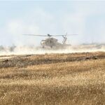 מסוק חיל האוויר עם אמו של החטוף עידן אלכסנדר נחת במרחב רעים