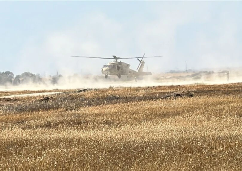 מסוק חיל האוויר עם אמו של החטוף עידן אלכסנדר נחת במרחב רעים