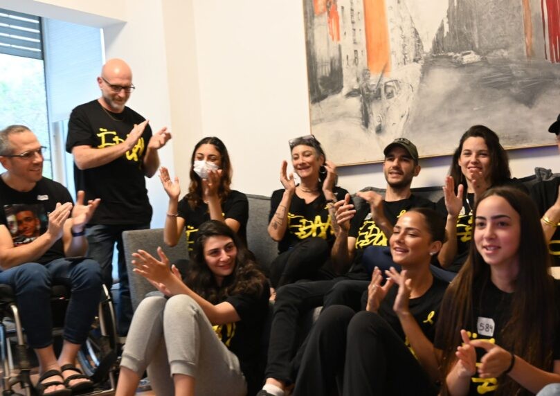צפו: רגעי השמחה במשפחת אלכסנדר עם העברתו של עידן לצלב האדום