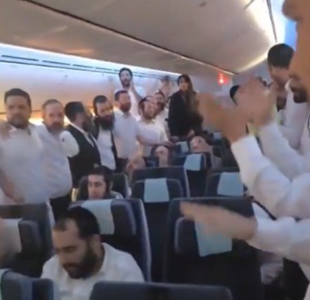 מרגש: נוסעים שרים במטוס יחד עם משפחתו של עידן אלכסנדר | צפו