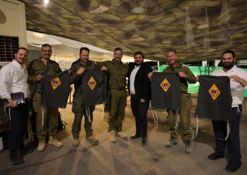 תוך כדי חלוקת גמרות וציציות להשבתו - נודע כי עידן משתחרר