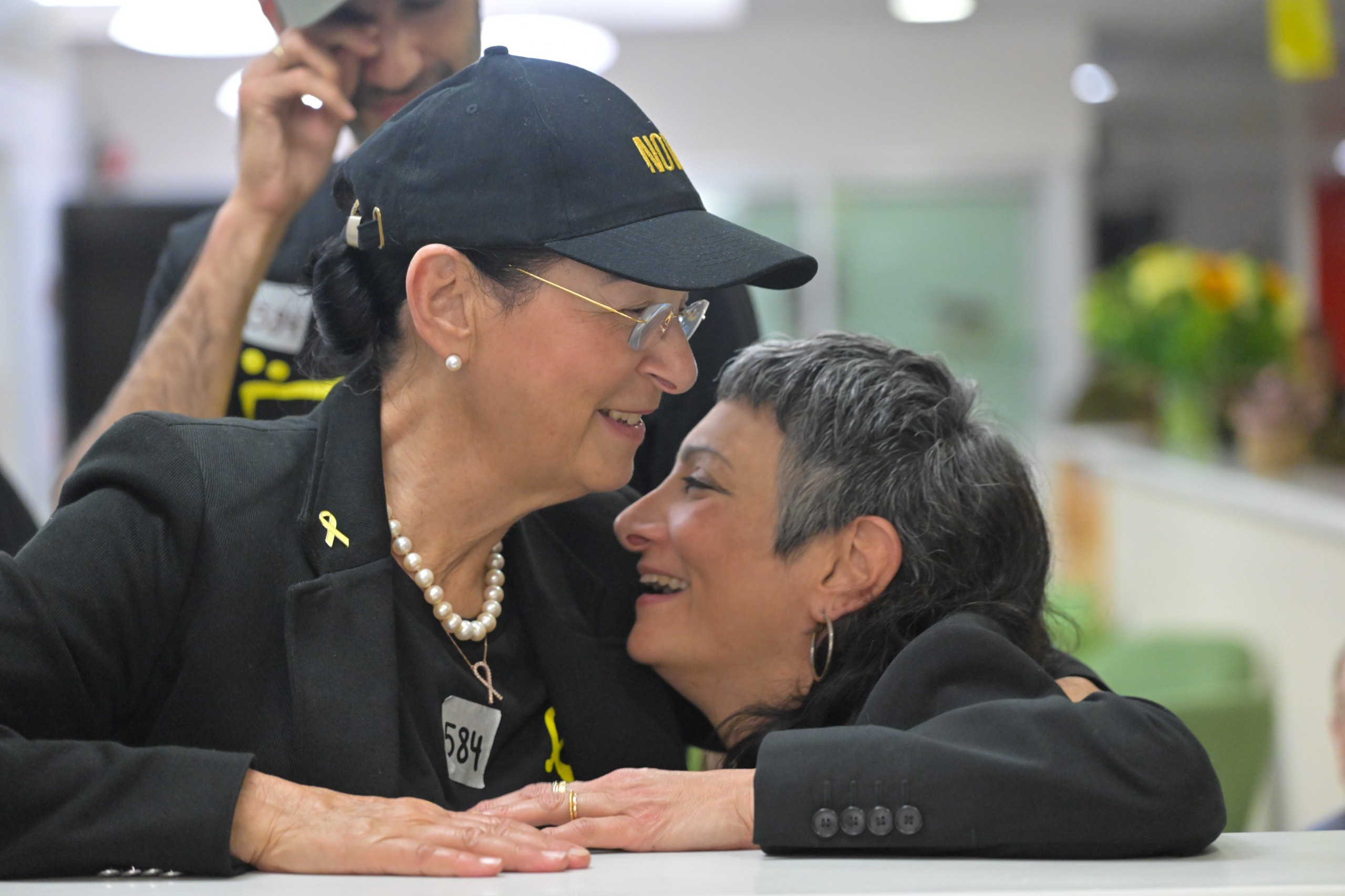 לא נשארה עין יבשה: רגעי האיחוד של עידן אלכסנדר עם משפחתו