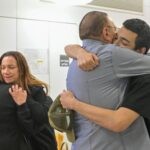לא נשארה עין יבשה: רגעי האיחוד של עידן אלכסנדר עם משפחתו