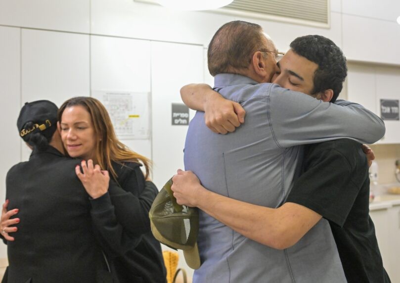 לא נשארה עין יבשה: רגעי האיחוד של עידן אלכסנדר עם משפחתו