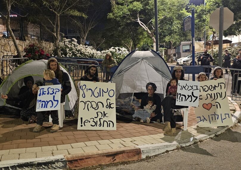 לאחר שבתיהן נהרסו: משפחות מחו מול ביתו של השר סמוטריץ'