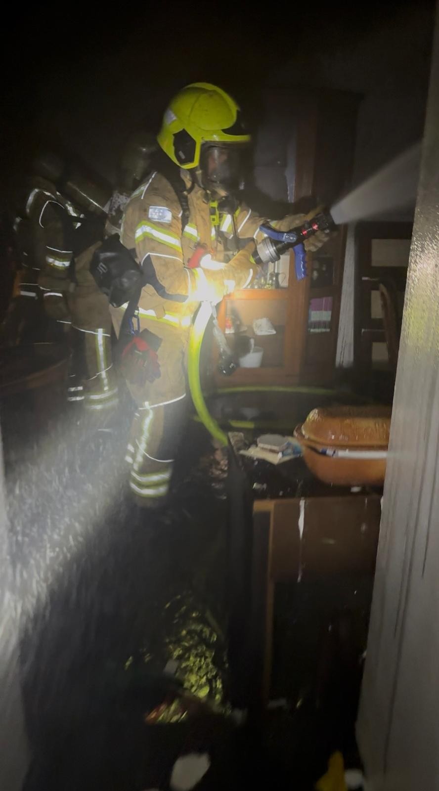 "ראיתי את הלהבות מלמטה": 2 פצועים בשריפה שפרצה בחיפה | צפו
