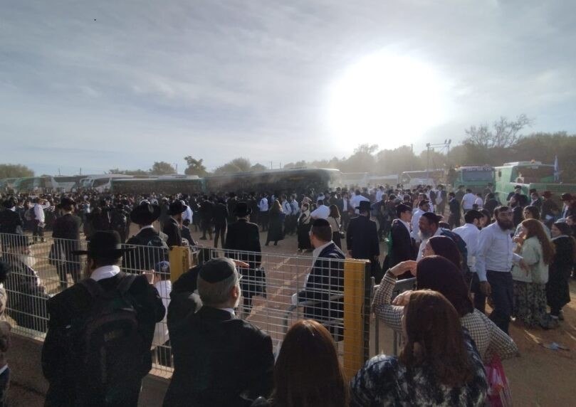 שעות לפני כניסת השבת: קשיים במערך ההסעים ממירון | צפו