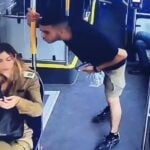 תיעוד מקומם: חשוד ירק לעבר קצינה שנסעה באוטובוס – ונמלט