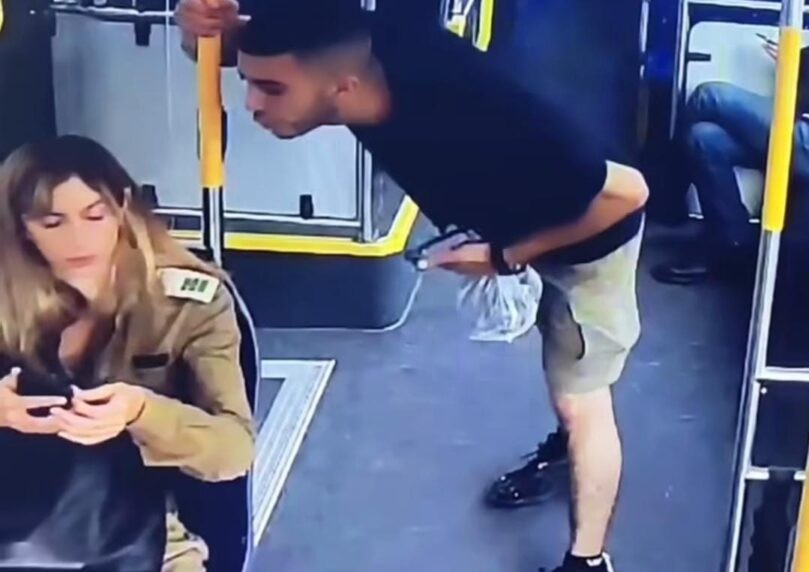 תיעוד מקומם: חשוד ירק לעבר קצינה שנסעה באוטובוס - ונמלט