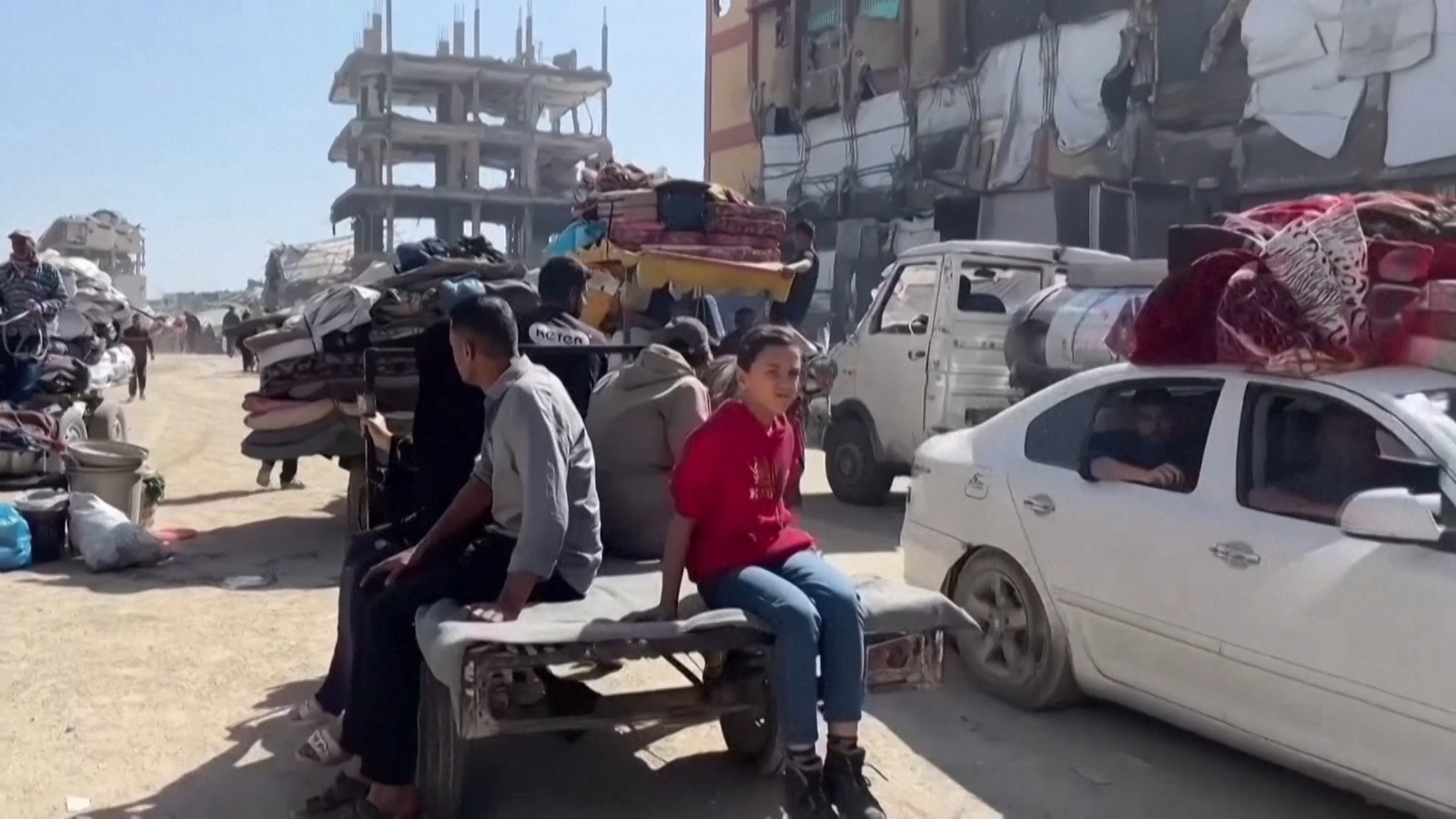 המראות מהרצועה: המוני פליטים בעזה לצד מסעדות ובתי קפה