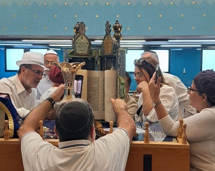 לזכרם של יותר מ-800 חללים: הכנסת ספר התורה המרגשת באיטליה