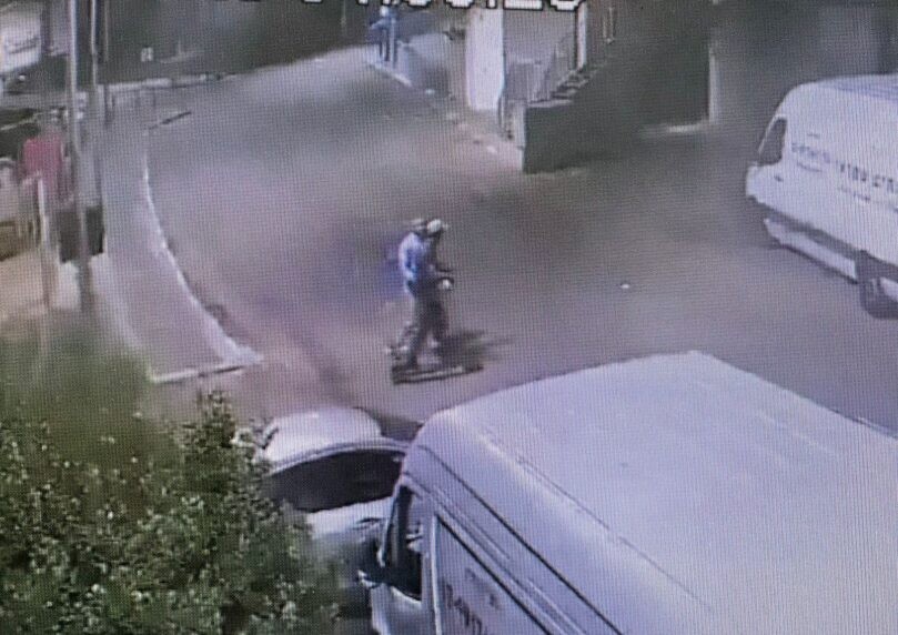 הכה קורבן באמצעות בקבוק זכוכית, גנב את הקורקינט שלו ונמלט