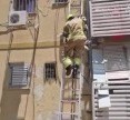 צפו: לוחמי האש חילצו כלב שנתקע במסתור כביסה בקומה השלישית