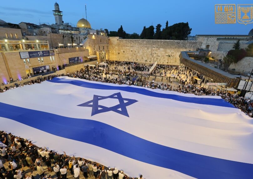"שישו את ירושלים": דגל ישראל ענק נפרש בכותל המערבי |  צפו