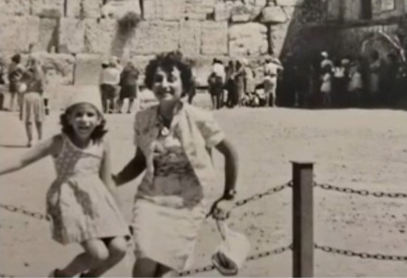 תצליחו לזהות את הילדה? התמונה המרגשת מהכותל לאחר השחרור