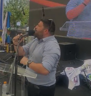לאחר ההסתה של גולן, אלמוג כהן עלה לבמה וקרא: "אתם גיבורים"