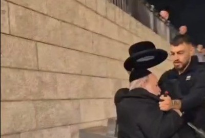 תיעוד מזעזע: מאבטח תקף אדם מבוגר בכניסה לכותל