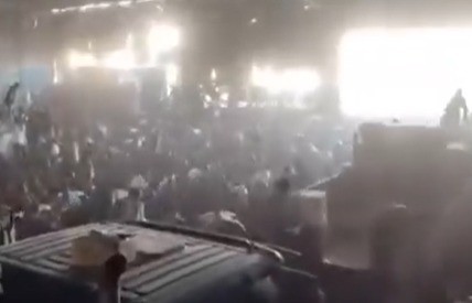 חמאס ירה על אזרחים שפרצו למחסני המזון שלו בעזה | צפו בתיעוד
