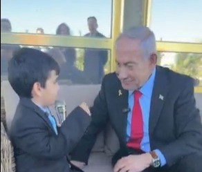 רגע טלוויזיוני נדיר: בן ה-8 מראיין את רה"מ נתניהו  | צפו