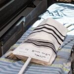 מוחזק בידי אביו ועטוף בטלית: רביד חיים הי"ד מובא למנוחות