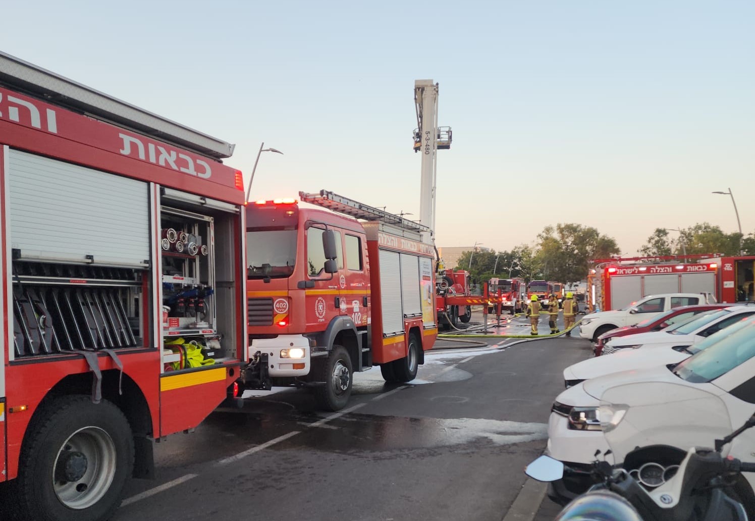 "עומס חום וסכנת קריסה": שריפה פרצה באזור התעשייה בכפר סבא