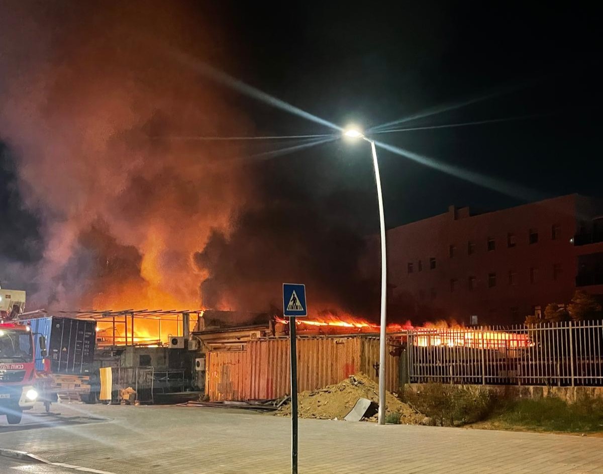"עומס חום וסכנת קריסה": שריפה פרצה באזור התעשייה בכפר סבא
