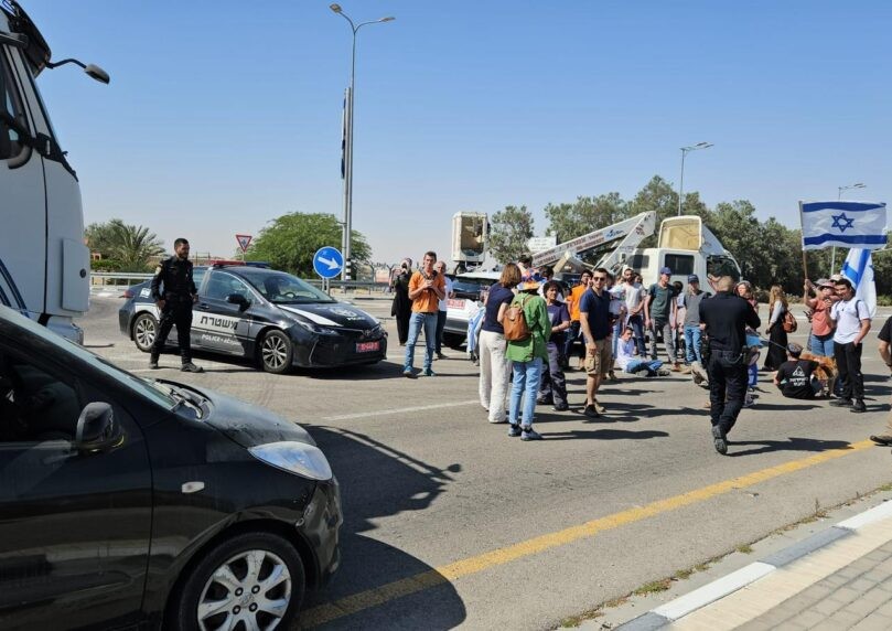"דלק וחמצן לחמאס": עשרות פעילים חסמו את משאיות הסיוע לעזה