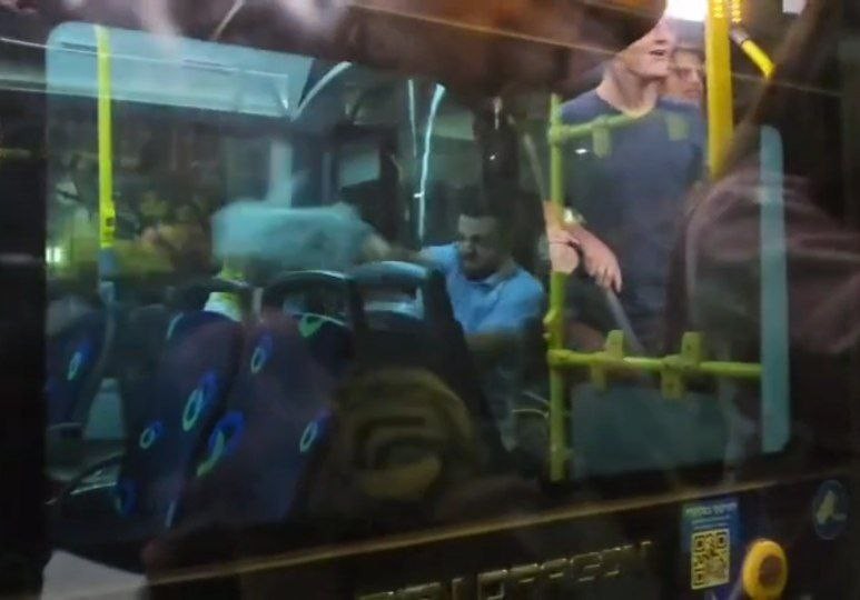 תיעוד: עימות אלים בין נערים לנהג אוטובוס אחרי המשחק בת"א