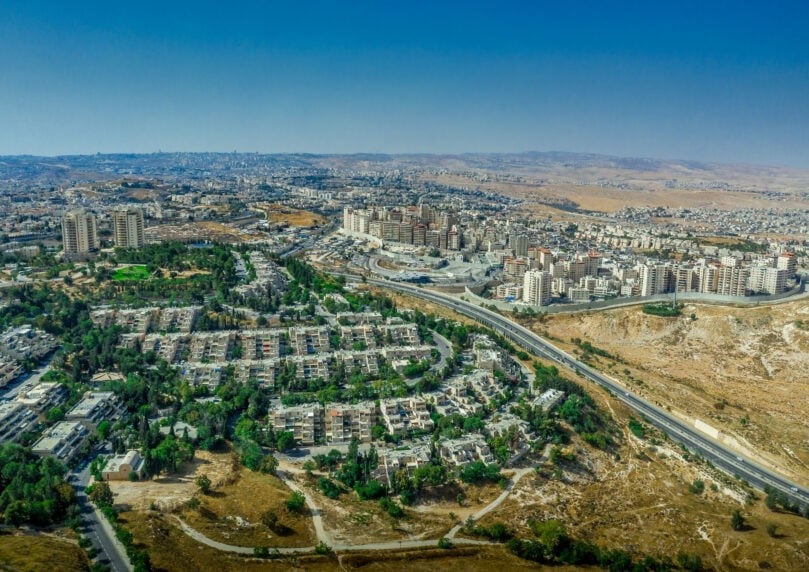 שריפה פרצה סמוך לבתים בגבעה הצרפתית בירושלים - כוחות במקום