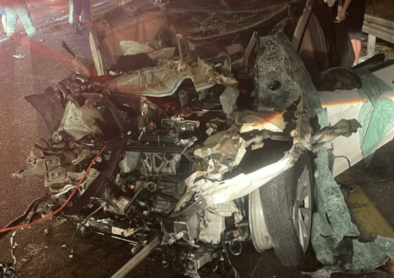במהלך הלילה: נהג נלכד בתאונה בין משאית לרכב חשמלי