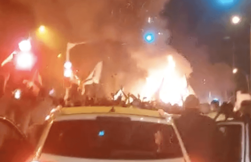 לאחר הכאת החייל: אזרח נוסף תועד סופג מכות | תיעודים חמורים