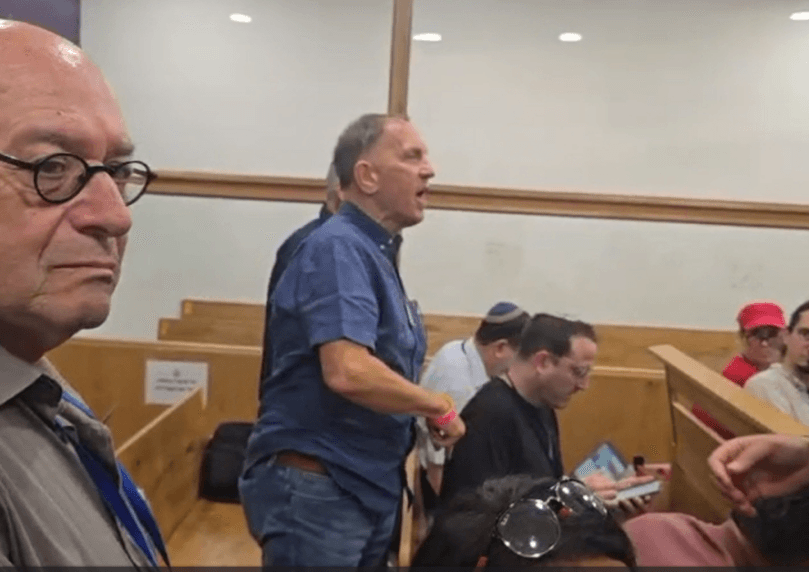 שוב מהומות בדיון בעדות נתניהו: סב שכול צעק לעברו של רה"מ