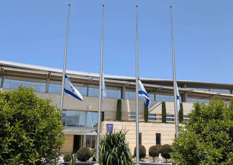 בעקבות הפיגוע המזעזע: דגלי ישראל הורדו לחצי התורן | תיעוד