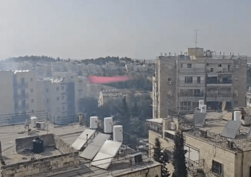שריפה פרצה בירושלים: התושבים באזור מפונים מבתיהם | צפו