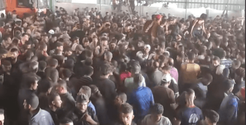 תושבים הסתערו על מחסן קמח של חמאס בעזה - המחבלים פתחו בירי