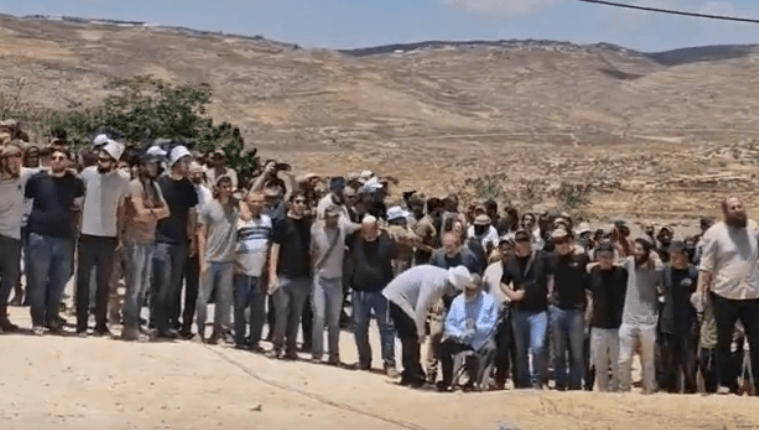 לפני תחילת מסע הלוויה: עשרות רבות שרו לזכרו של דוד ליבי ז"ל