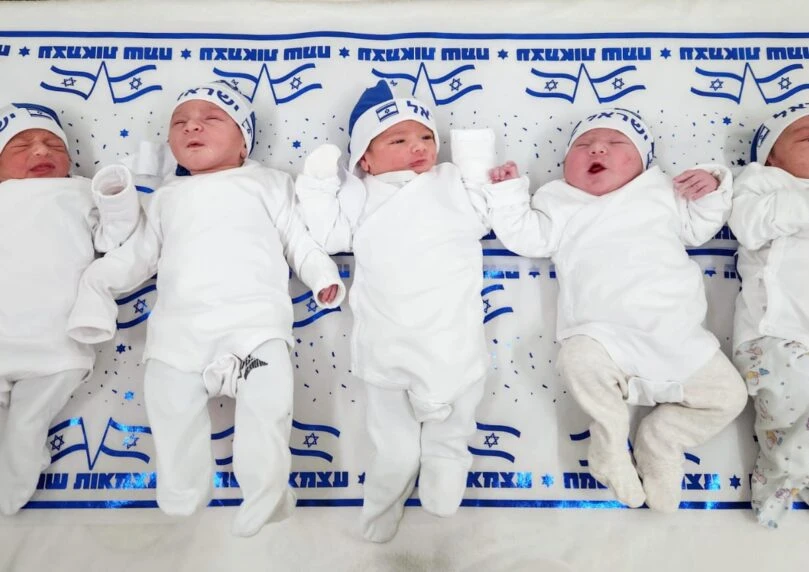 בבגדי חג בכחול-לבן: התינוקות הראשונים של יום העצמאות ה-77