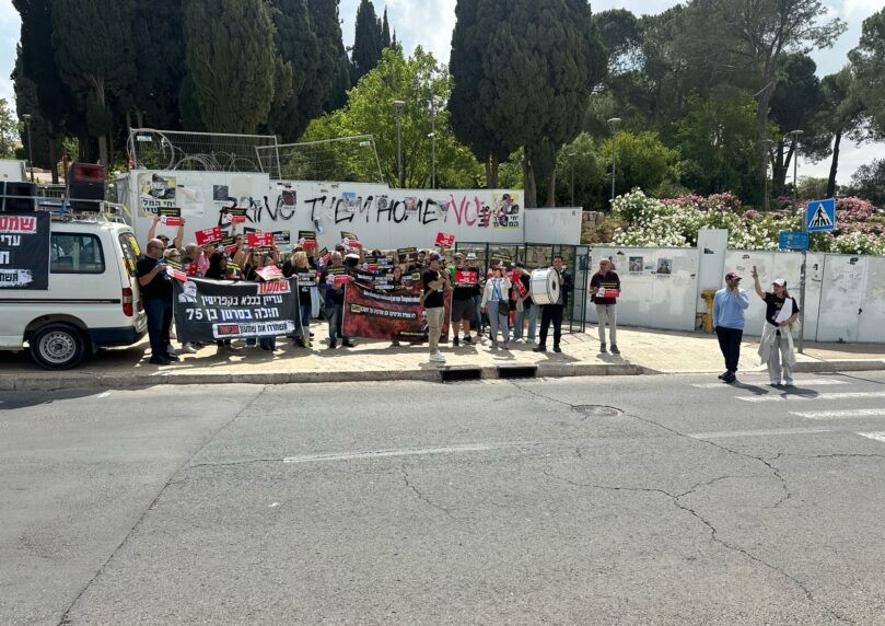נשיא קפריסין התקבל בשלטים וקריאות: "שחרר את שמעון אייקוט"